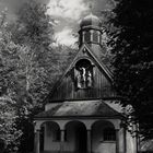 Eine kleine Kirche im Wald