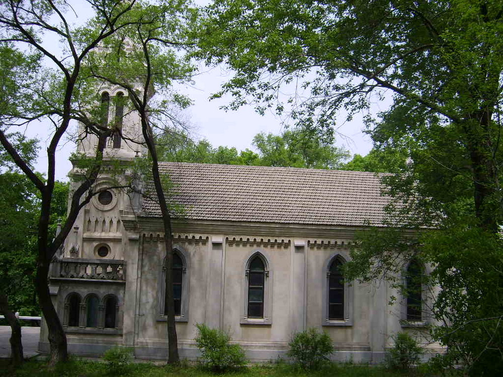 Eine kleine Kirche mitten im wald