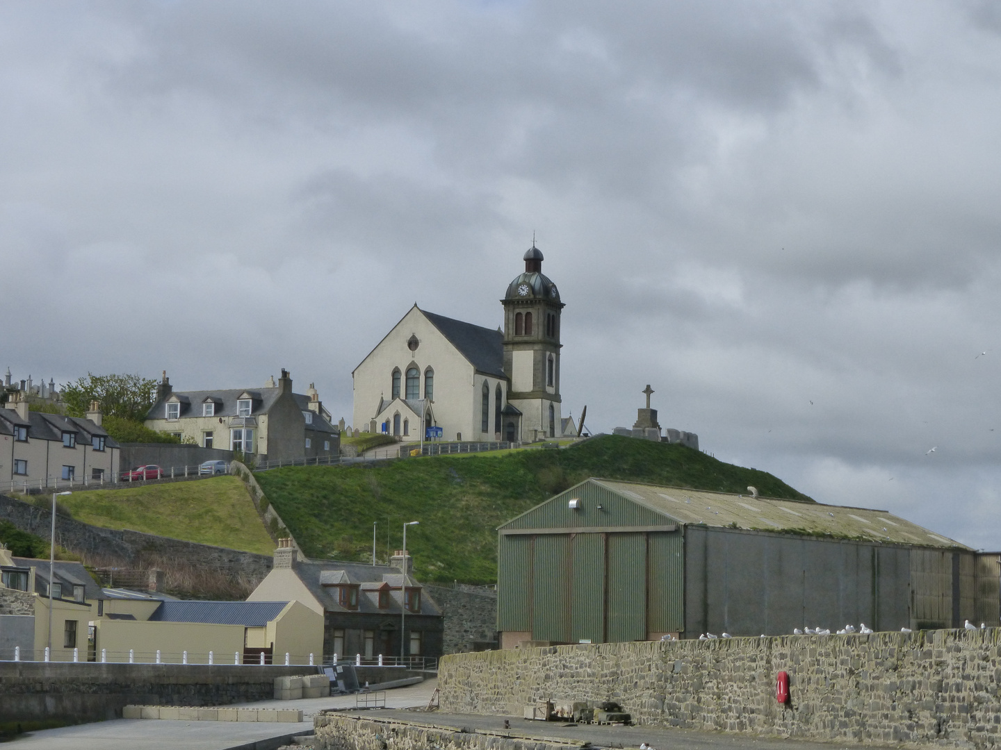 Eine kleine Ortschaft mit eine Schöne Kirche Schottland (