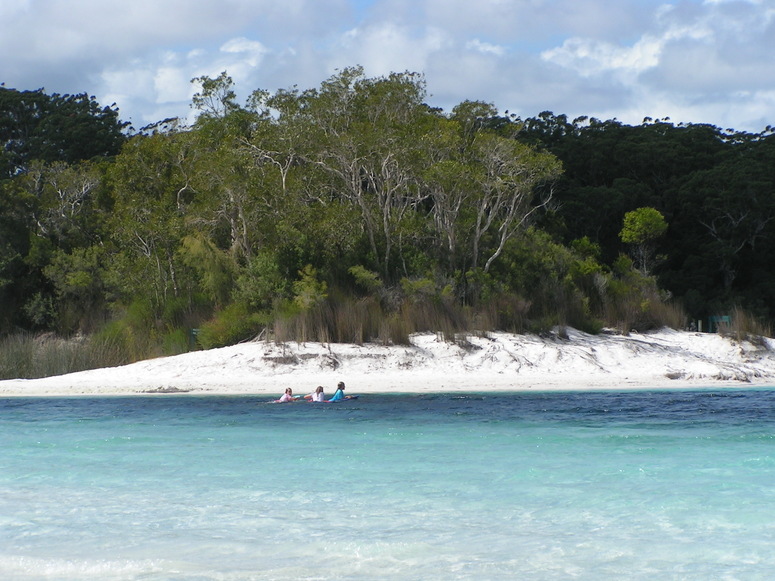 Eine kleine Sandinsel im Lake Mc Kenzie