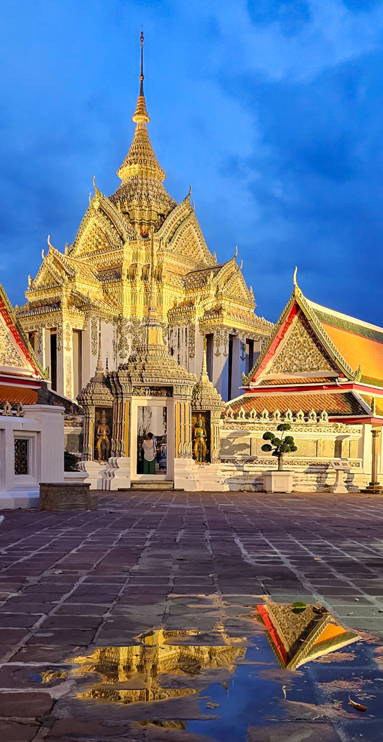 Eine kleine Spiegelfläche am Tempel