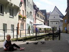 Eine kleine Taubenfüttererin in der Memminger Altstadt