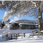 Eine kleine verschneite Brücke