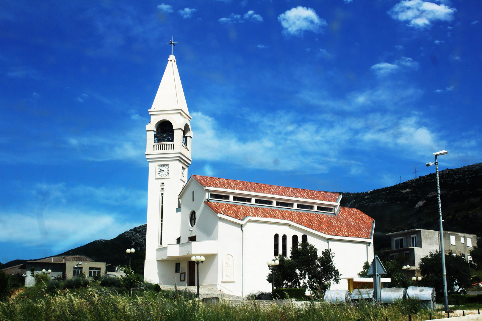 eine kleine weisse Kirche im Landesinneren