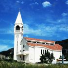 eine kleine weisse Kirche im Landesinneren