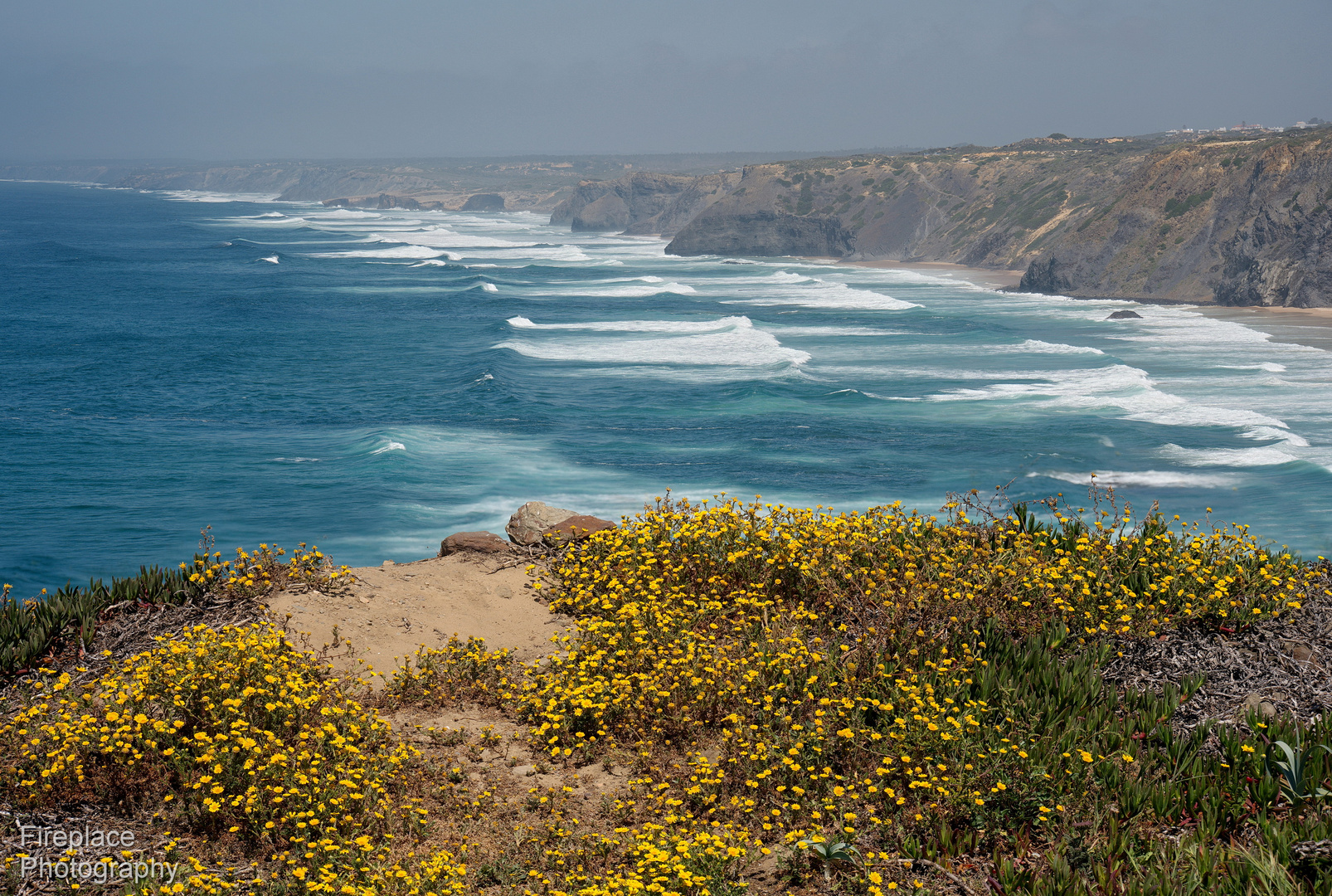 Eine Klippenwanderung in der Algarve-Region in Portugal