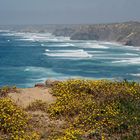 Eine Klippenwanderung in der Algarve-Region in Portugal