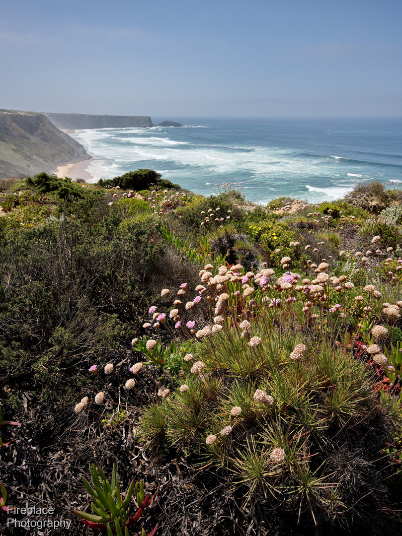 Eine Klippenwanderung in der Algarve-Region in Portugal