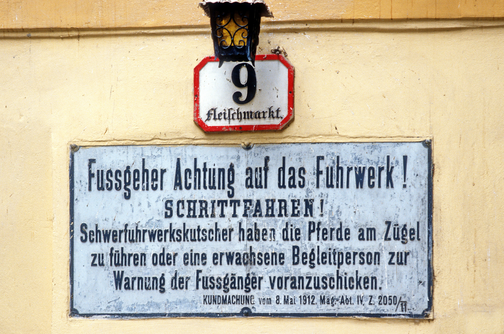 Eine "Kundmachung" aus dem Wien von 1912 ...   :-)