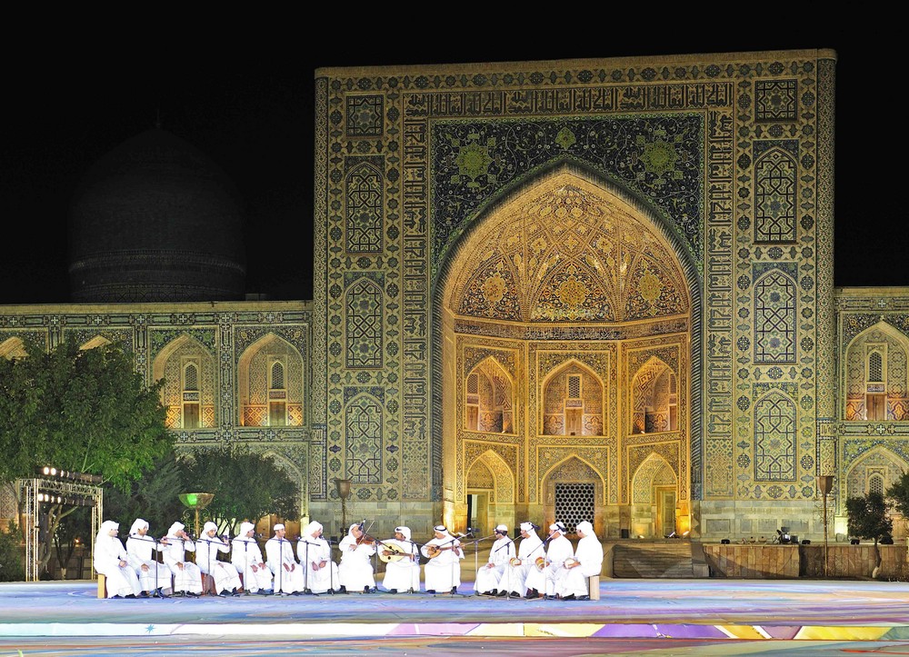 Eine kuweitische Folklore-Gruppe musiziert auf dem Registan in Samarkand