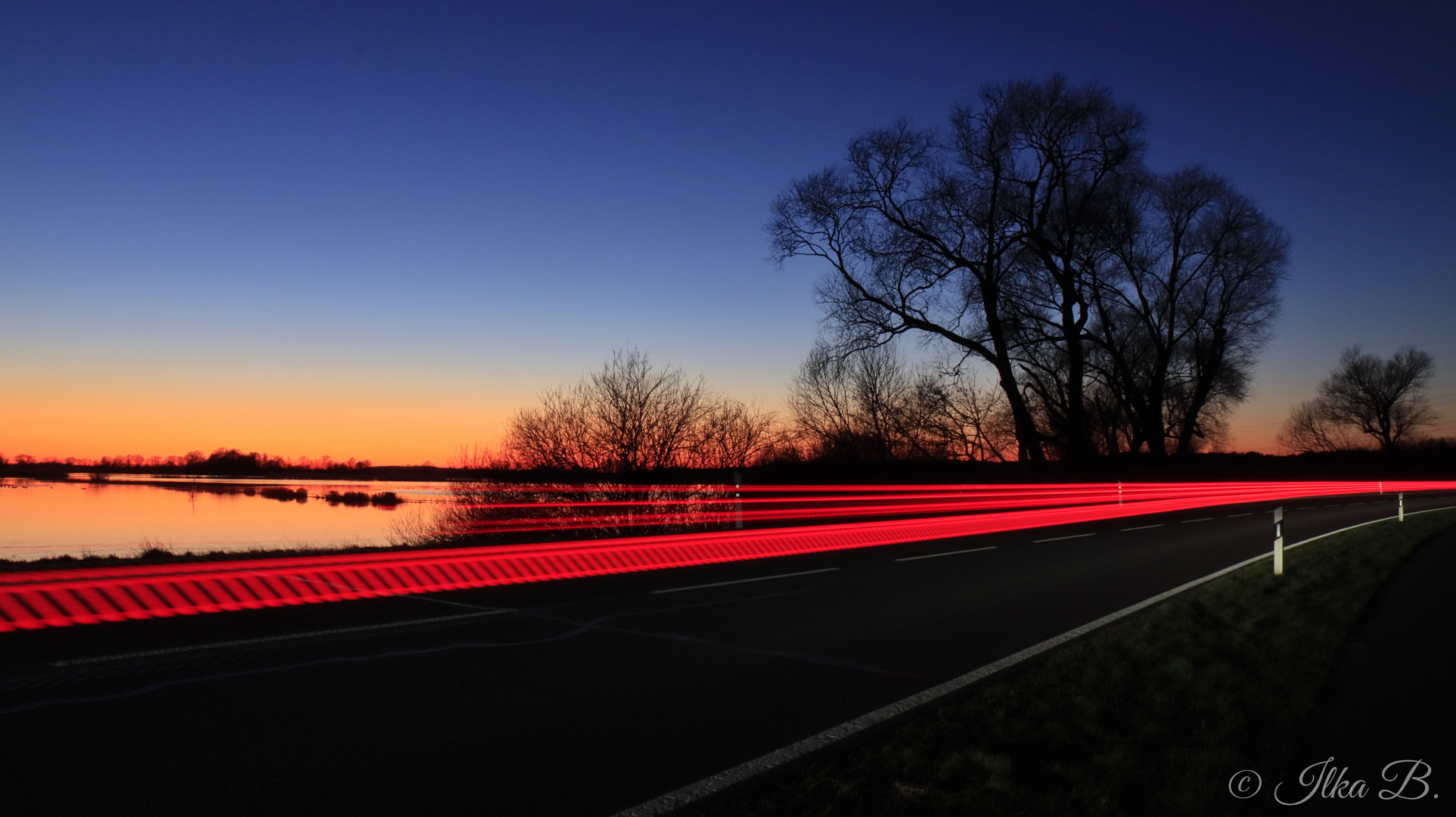 Eine Landstraße an der Havel mit Leuchtspur Foto & Bild naturkreativ, aufnahmetechniken