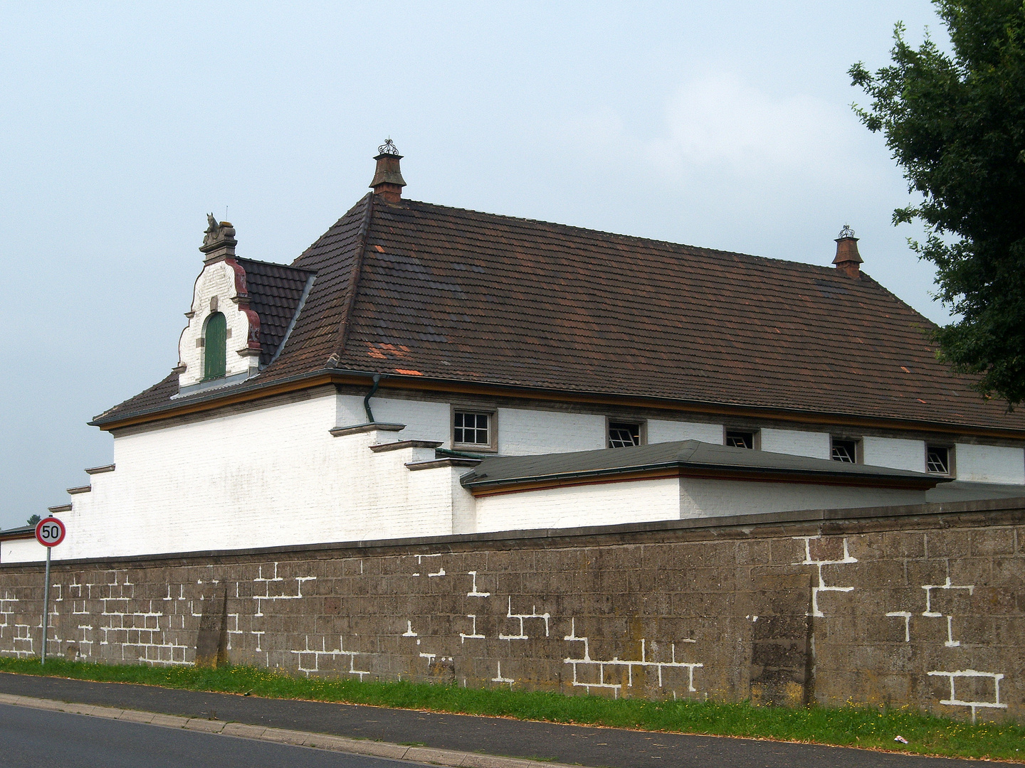 eine lange Mauer