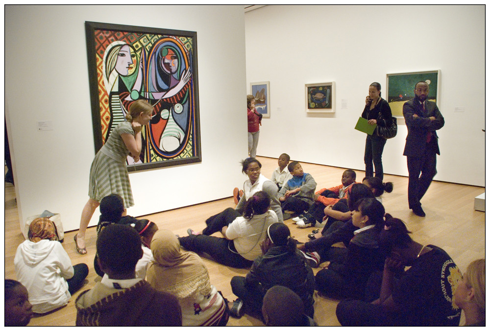 Eine Lehrerin mit ihre Schulern im Museum MOMA in New York