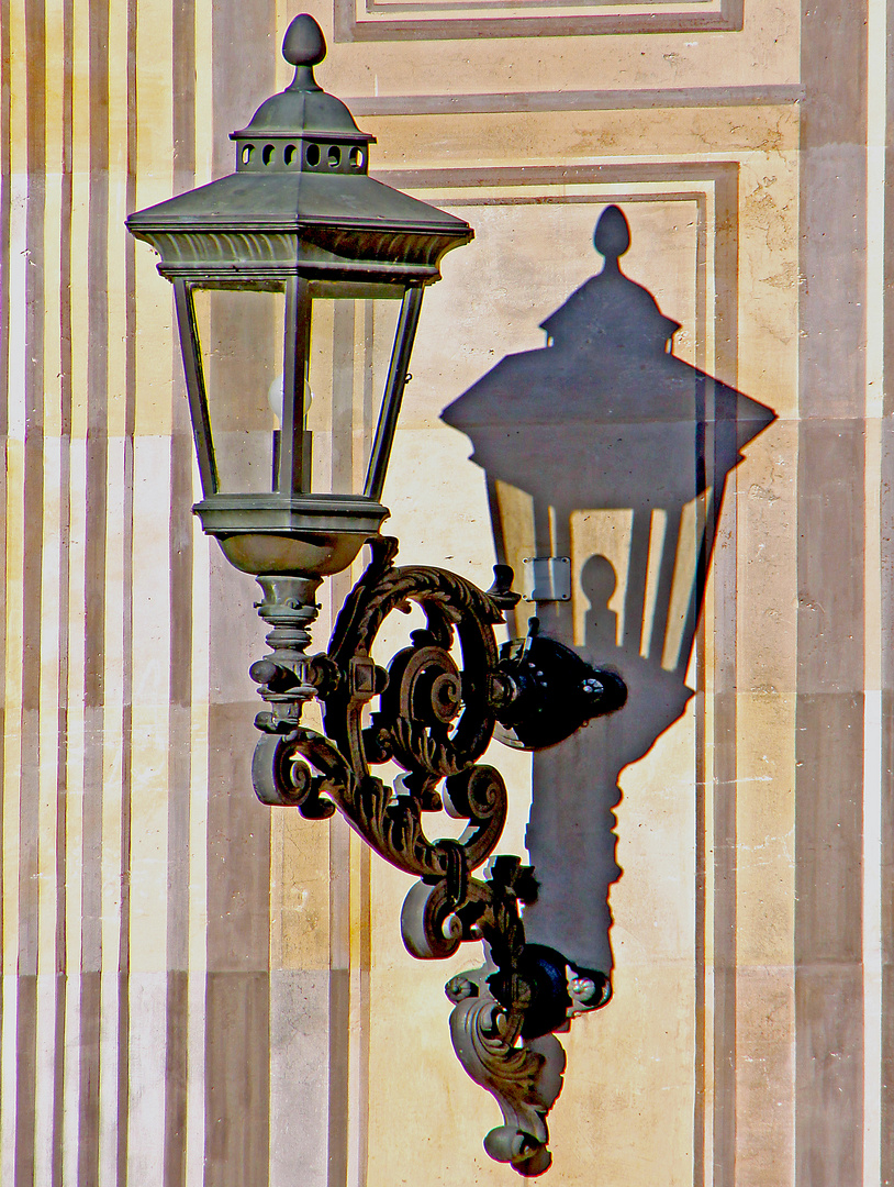 Eine Leuchte im Hof der Münchner Residenz