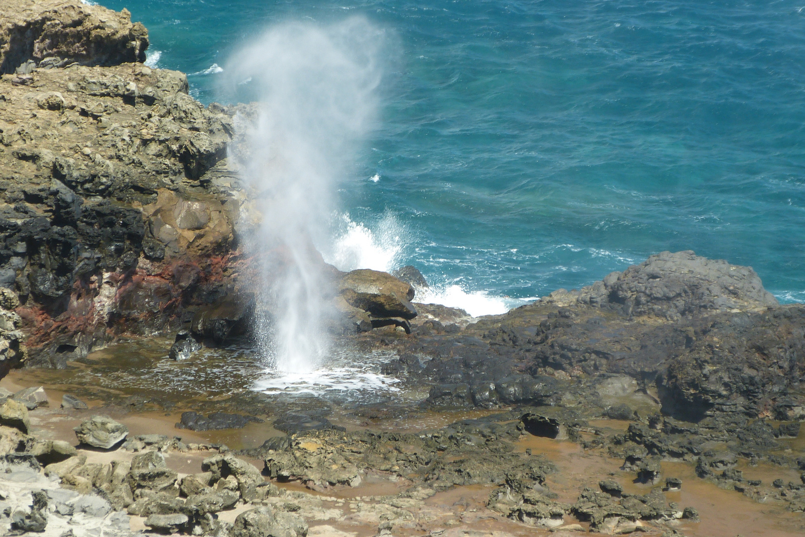 Eine mächtige Wasserfontäne gestaltet vom Pazifischen Ozean und dem ausgehöhlten Vulkangestein,Maui