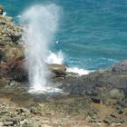 Eine mächtige Wasserfontäne gestaltet vom Pazifischen Ozean und dem ausgehöhlten Vulkangestein,Maui