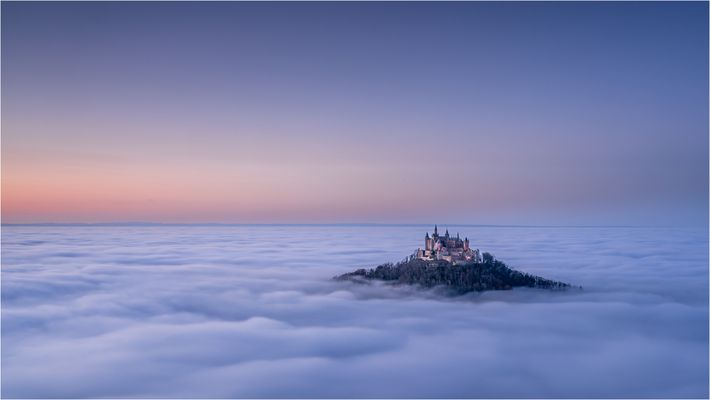 Eine Märchenlandschaft aus Nebel und Licht