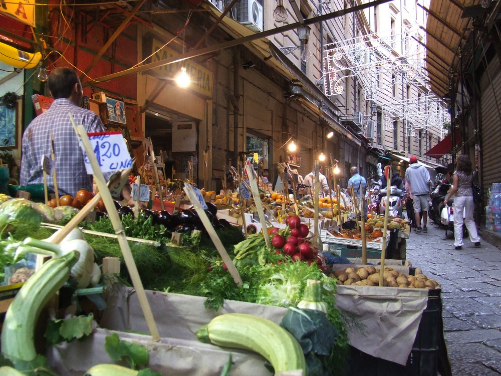 Eine Marktstraße in Palermo