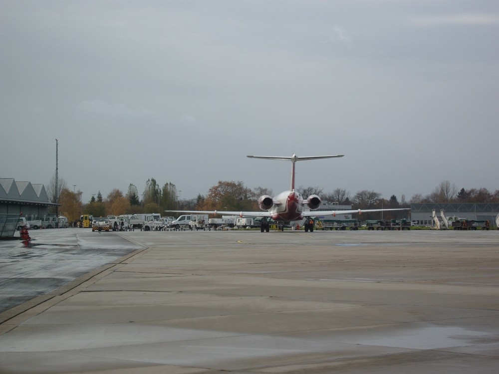 Eine Maschine der Air-Berlin auf einer abgelegenen Parking-Position am Düsseldorfer Flughafen.