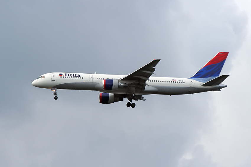 Eine Maschine der Delta Air im Anflug auf Port Everglades