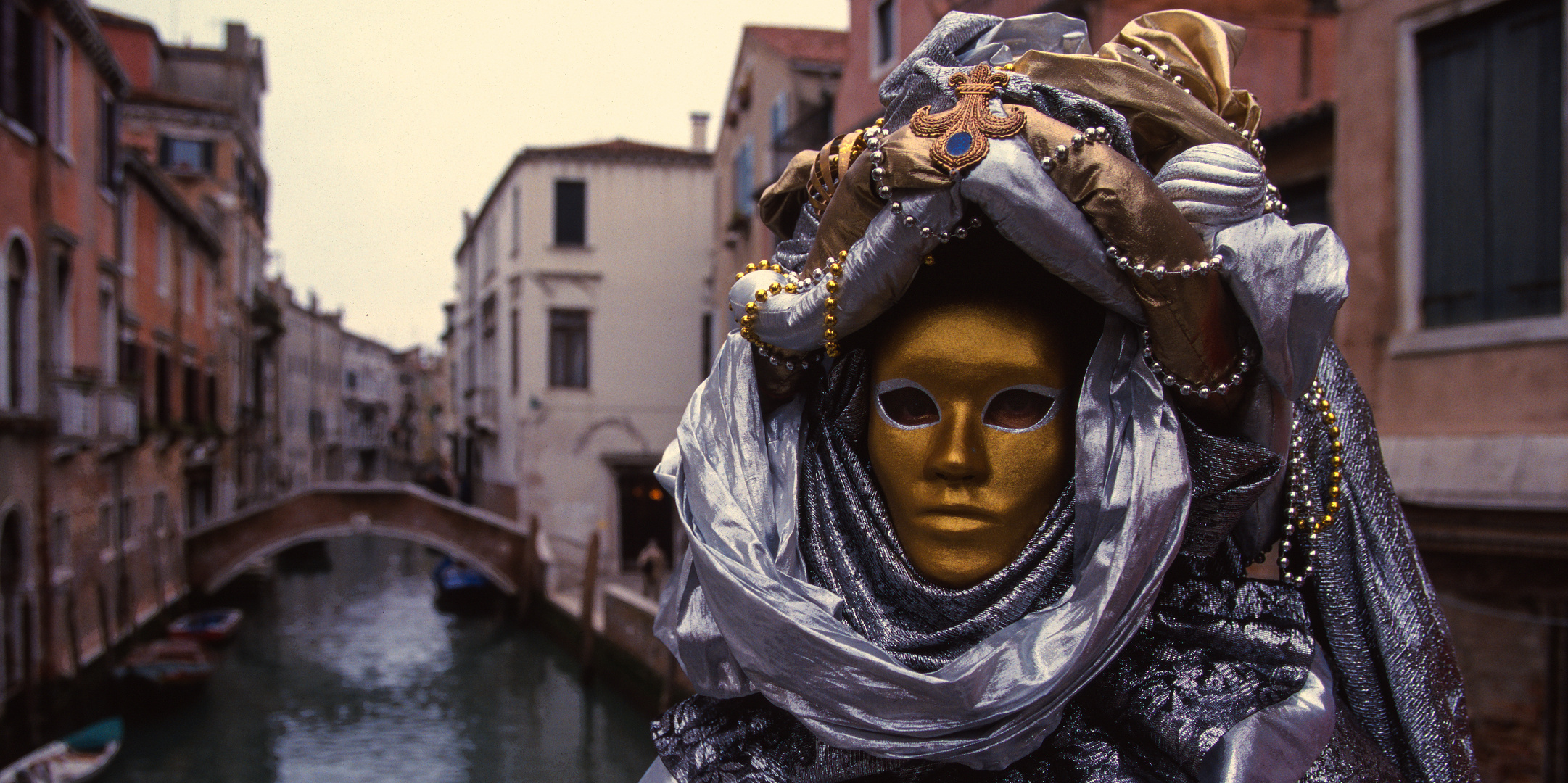 Eine Maske zieht durch Venedig
