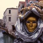 Eine Maske zieht durch Venedig