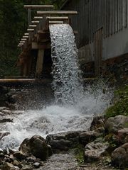 Eine Menge Wasser auf der Mühle