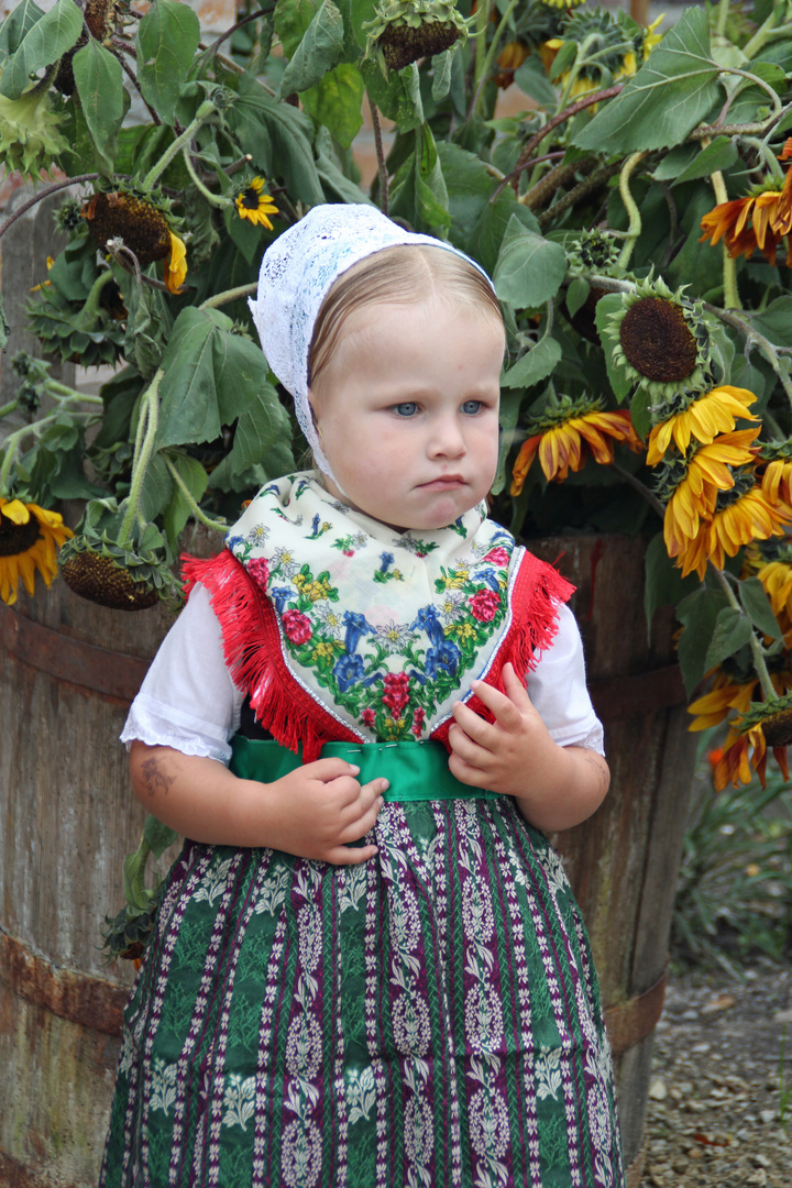 Eine (Mini) Sorbin in ihrer Tracht