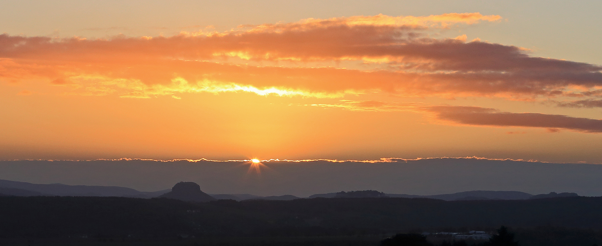 Eine Minute nach dem ersten Bild hatte die Sonne die Oberkante der Wolken erreicht...