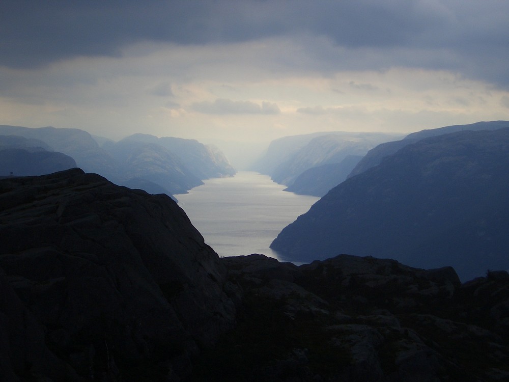 Eine Minute vor Gewitter über dem Lysefjord, Norwegen