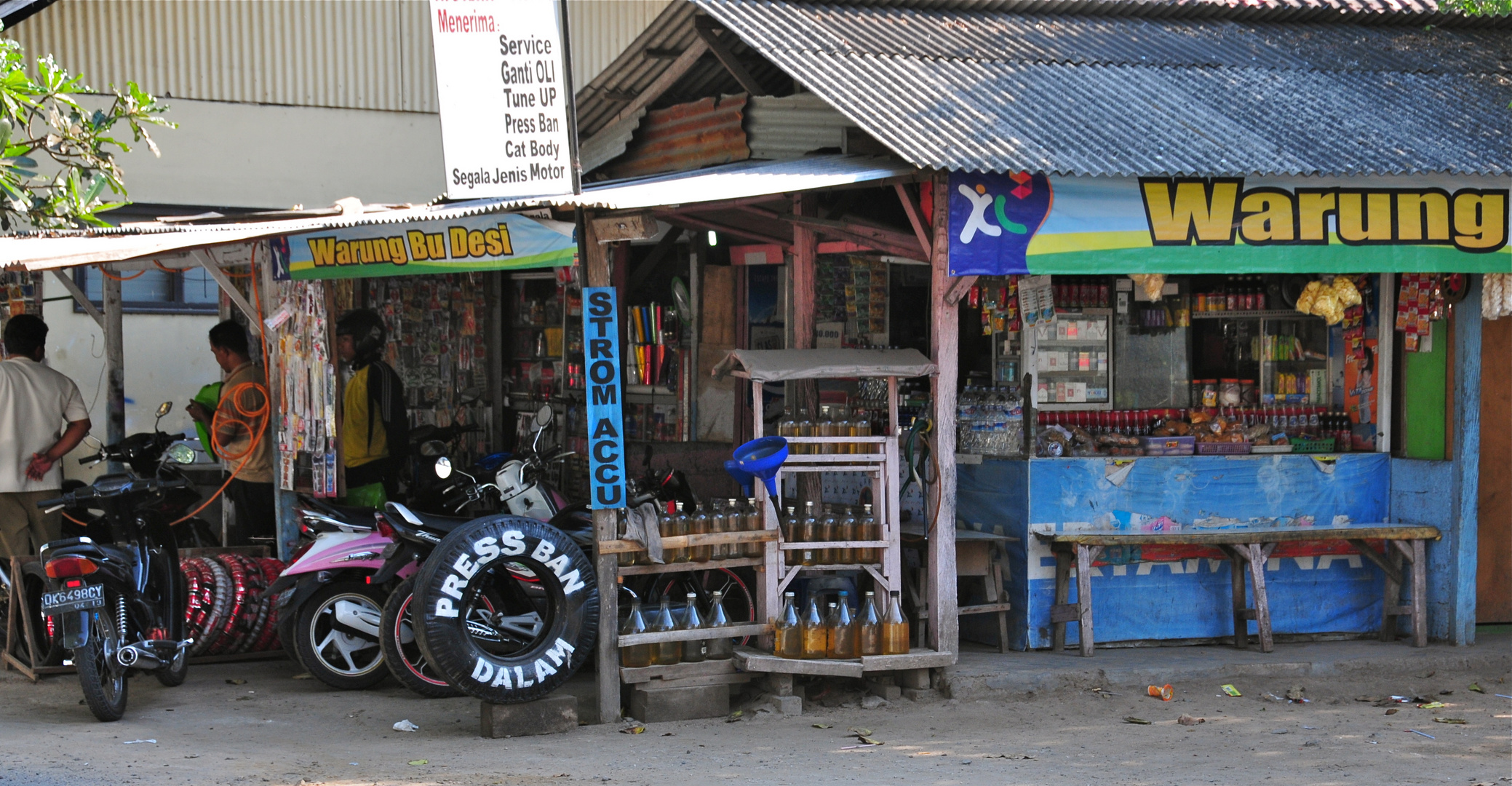 Eine Mopedwerkstätte und Tankstelle