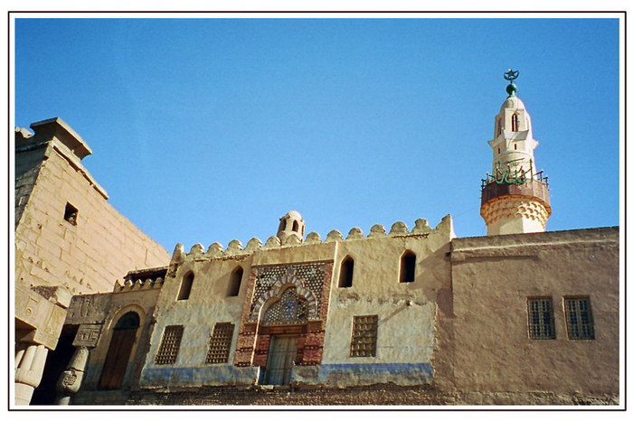 Eine Moschee in Luxor