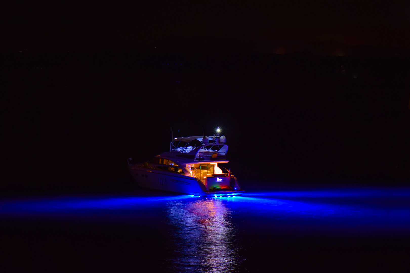 Eine Motoryacht mit toller Beleuchtung