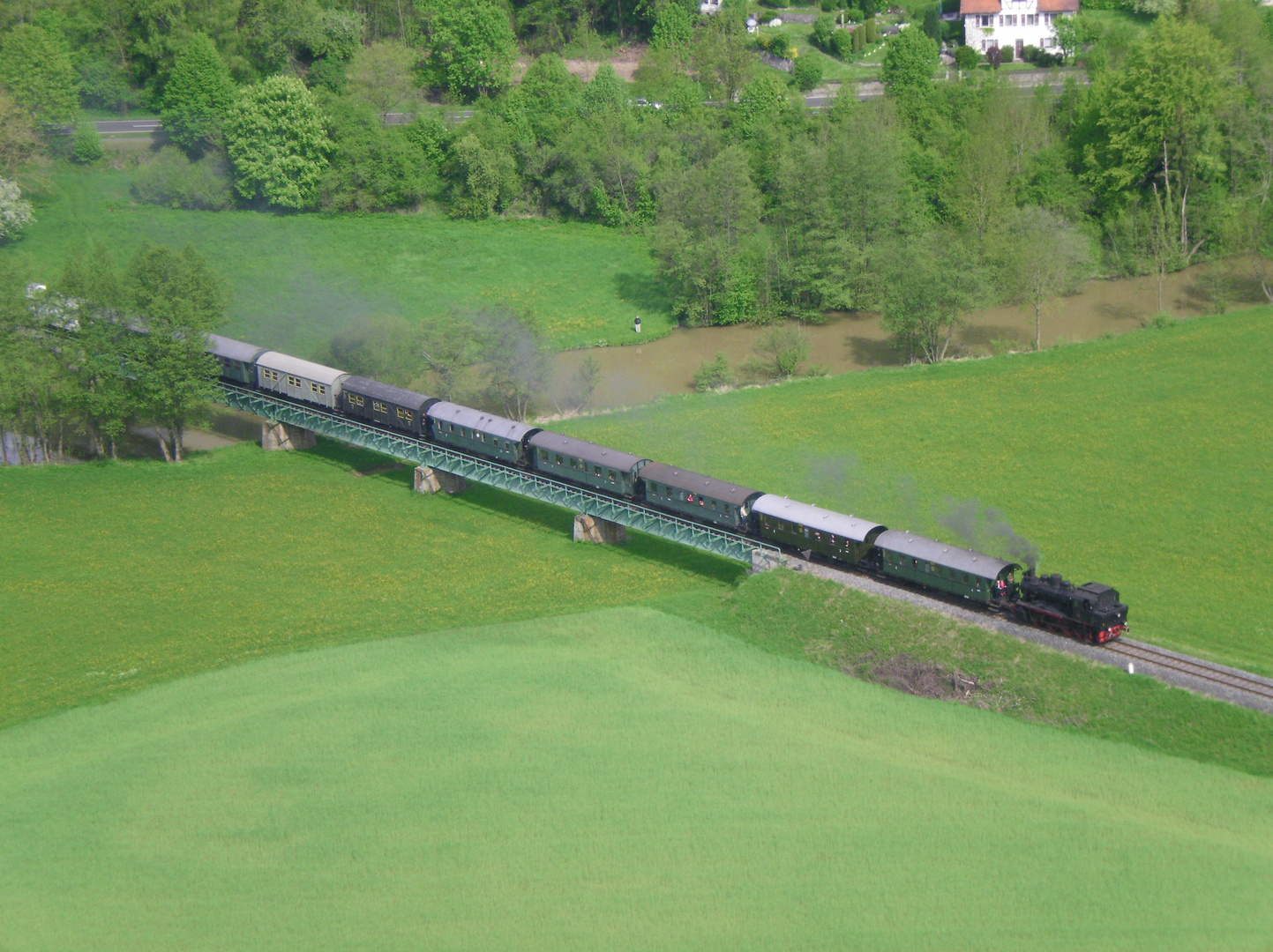 Eine Museumsbahn fährt