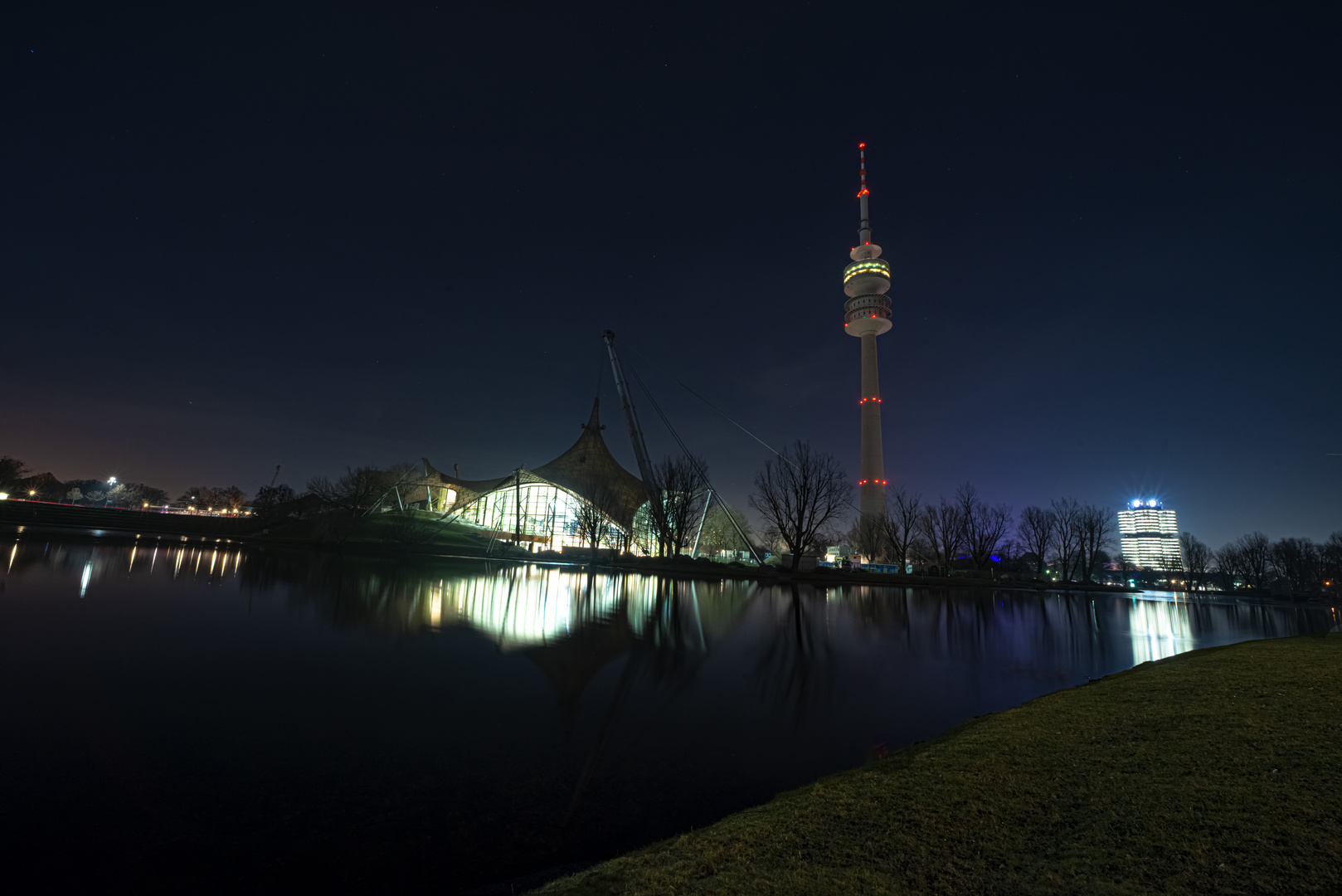 Eine Nachtaufnahme aus dem Olympiapark in München