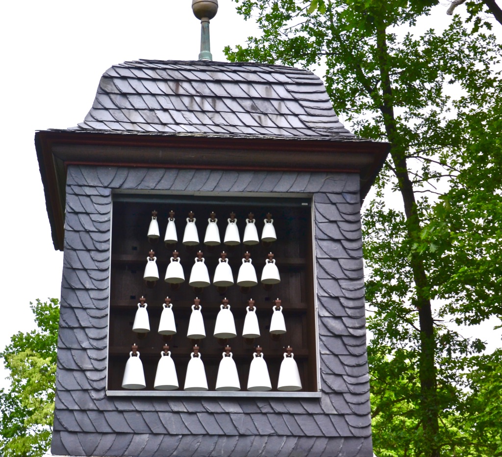 Eine Nahaufnahme des Glockenspiels im Kurpark Bärenfels…