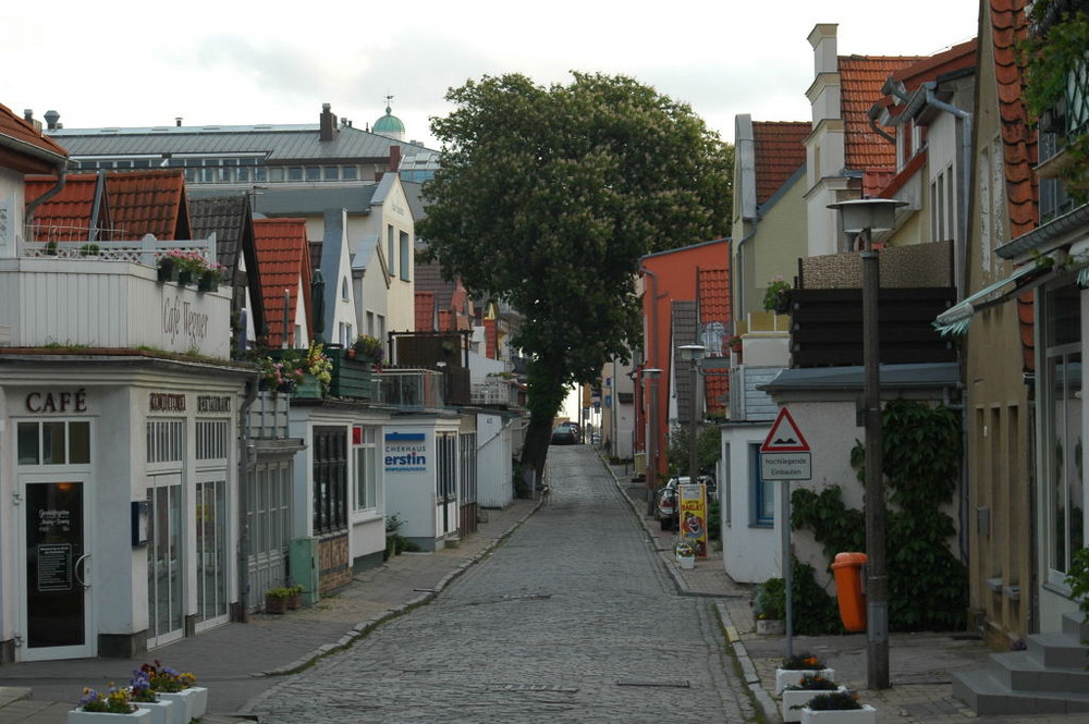 Eine nette kleine Seitenstrasse morgens in Warnemünde.