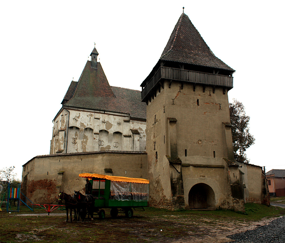 Eine noch nicht restaurierte Kirchenburg in Boian (Siebenbürgen)