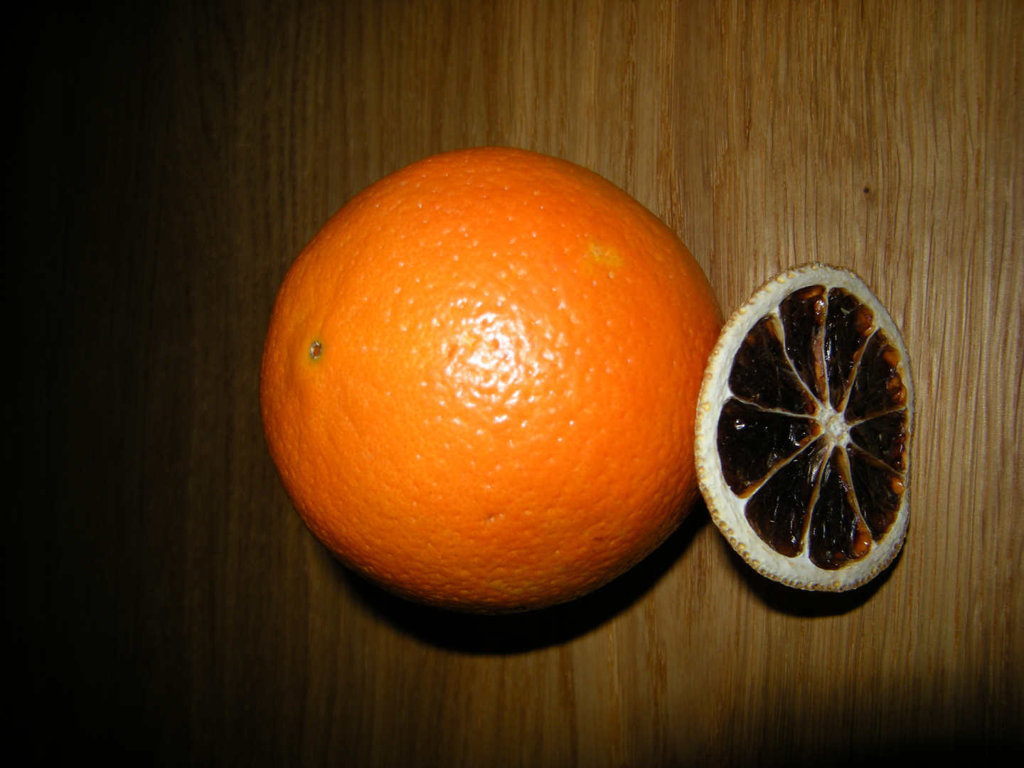 Eine Orange mit Schatten