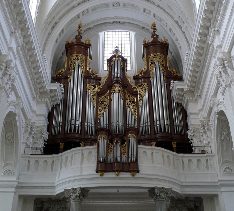 Eine Orgel mit Oberlicht 