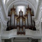 Eine Orgel mit Oberlicht 