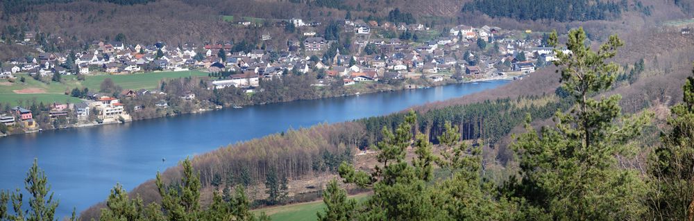 Eine Ortschaft am See