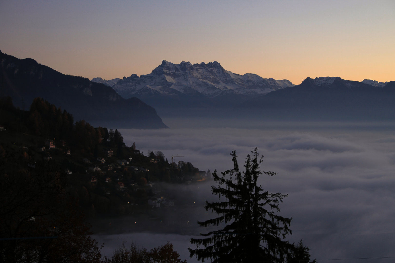 Eine Ortschaft versinkt im Abendnebel.....