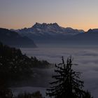 Eine Ortschaft versinkt im Abendnebel.....