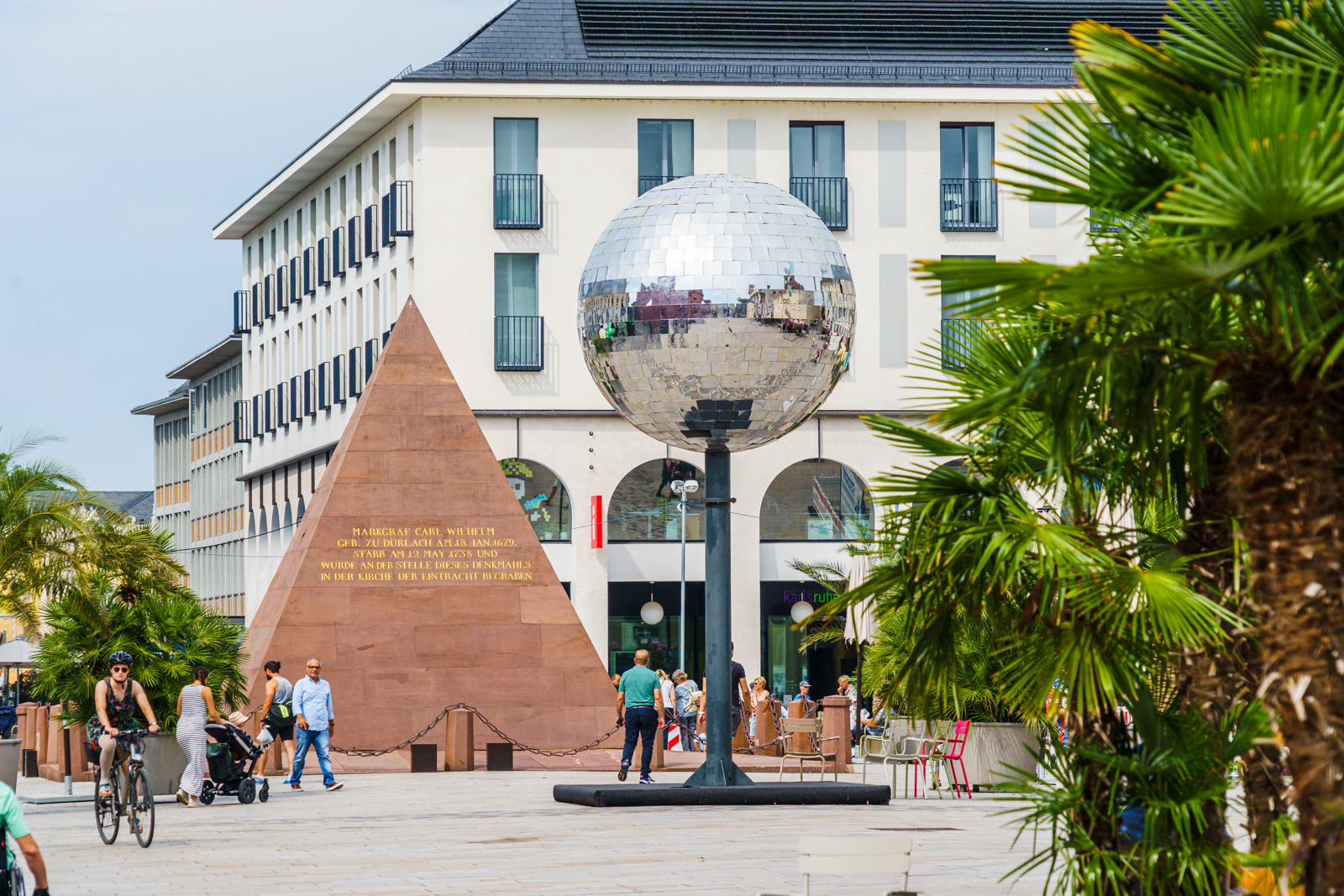 Eine Pyramide und eine Kugel ...