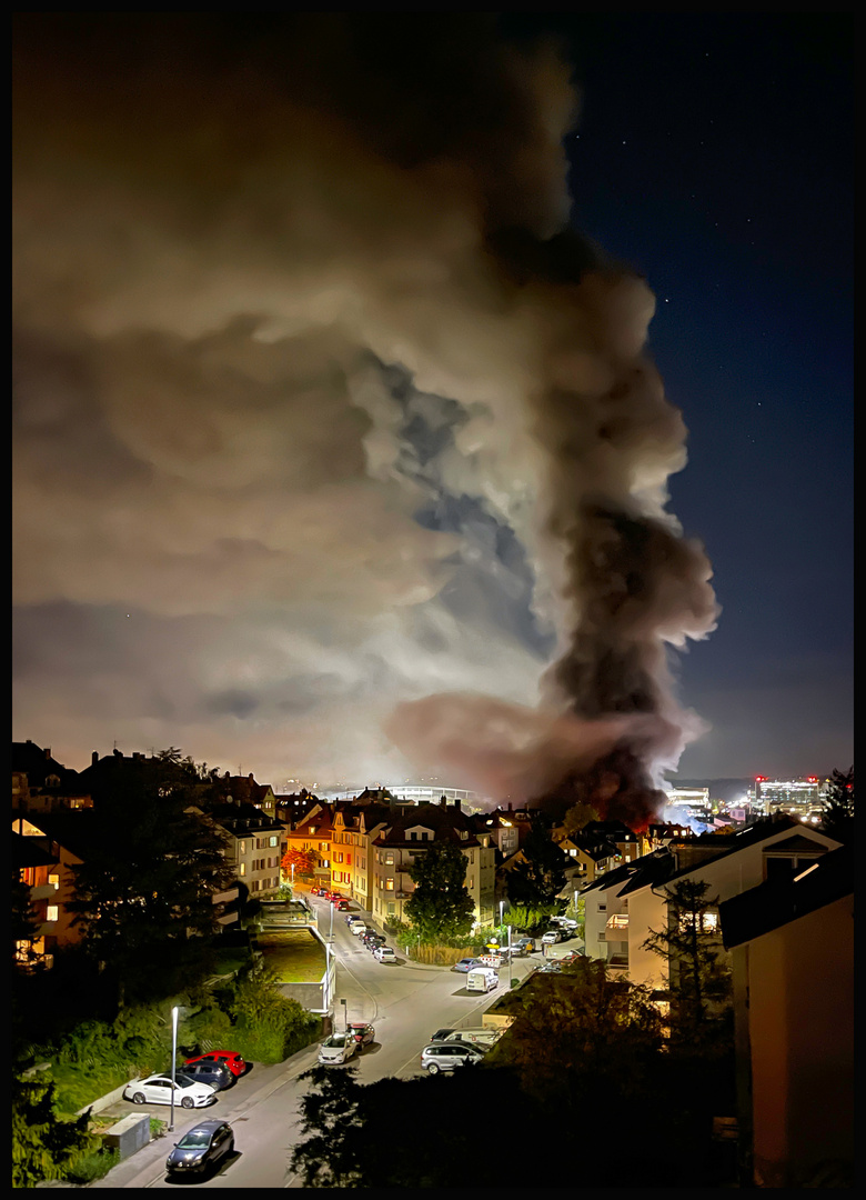 Eine Rauchsäule über Stuttgart