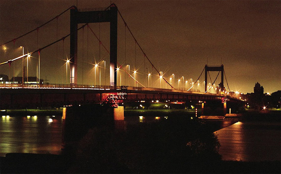 Eine Rheinbrücke in der Nacht