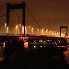 Eine Rheinbrücke in der Nacht