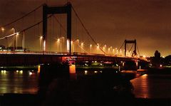 Eine Rheinbrücke in der Nacht