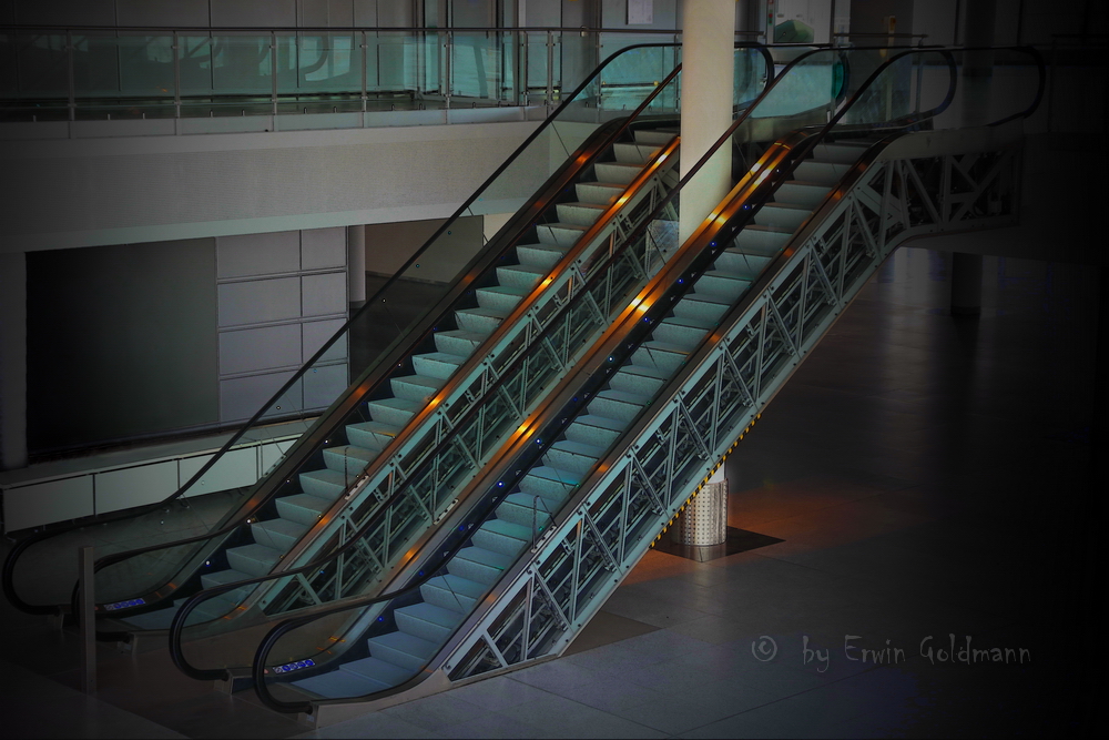 - eine Rolltreppe Flughafen Düsseldorf -